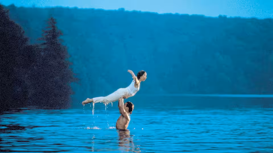 Baby (Jennifer Grey) lifted above the water by Johnny (Patrick Swayze)