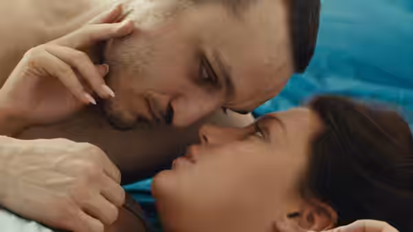 Franz Rogowski as Tomas and Adèle Exarchopoulos as Agathe face to face in bed