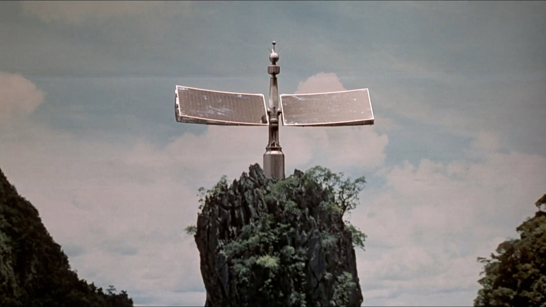 The Man with the Golden Gun, still 4