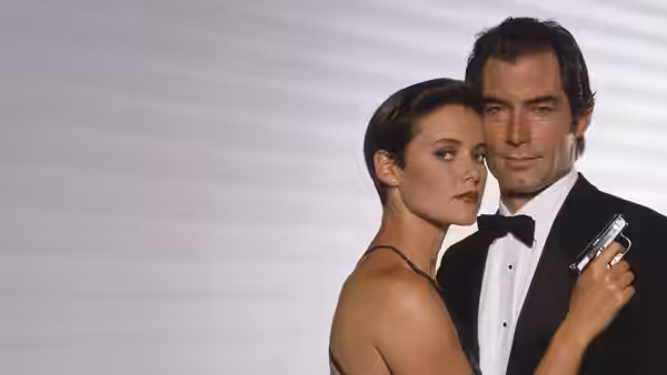 James Bond (Timothy Dalton) and Pam Bouvier (Carey Lowell) with a pistol
