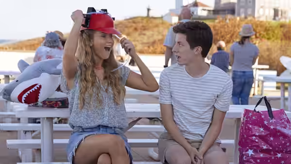 Maddie Barker (Jennifer Lawrence) and Percy Becker (Andrew Barth Feldman) at a beach picnic table