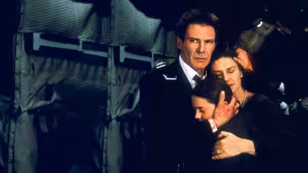 James Marshall (Harrison Ford) embraces Grace (Wendy Crewson) and Alice inside the aircraft
