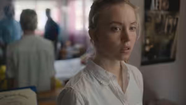 Reality Winner (Sydney Sweeney) inside a room looking to the side