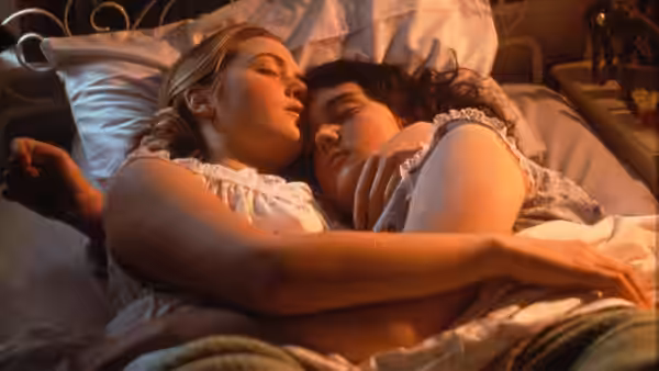 Juliet (Kate Winslet) and Pauline (Melanie Lynskey) embracing in bed