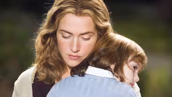Sarah Pierce (Kate Winslet) holds her young daughter close