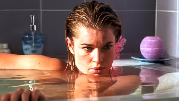 Femme Fatale, still 3