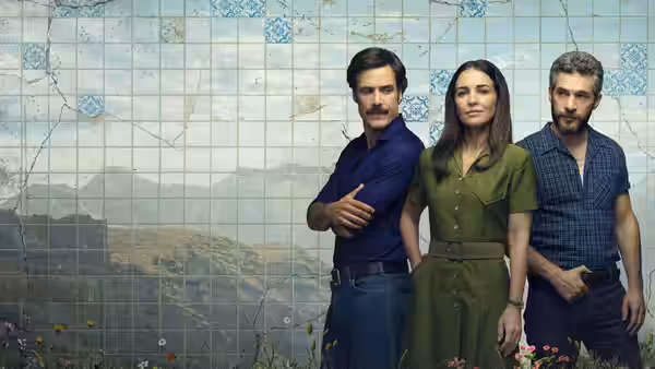Héctor (Daniel Grao), Lucía (Paula Echevarría) and Tristán (Michel Noher) standing before a tiled wall