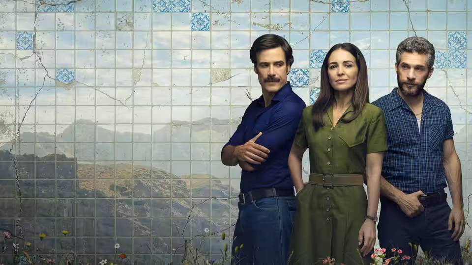 Héctor (Daniel Grao), Lucía (Paula Echevarría) and Tristán (Michel Noher) standing before a tiled wall