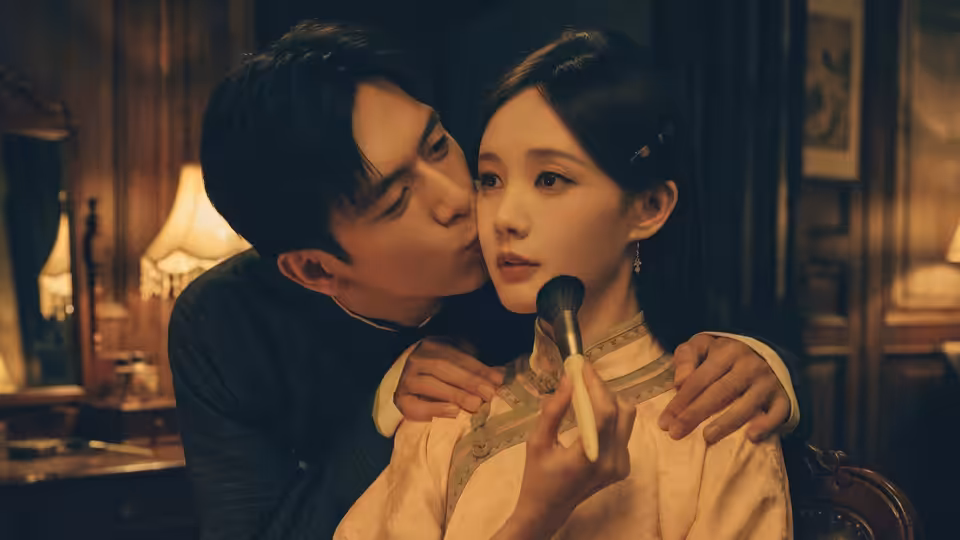 Shangguan Chengming (Li Xian) kissing Jiang Feiyan (Li Yi Tong) on the cheek