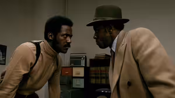 John Shaft (Richard Roundtree) leans toward Bumpy Jonas (Moses Gunn) in an office