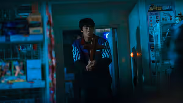 Byeon Hyuk-joon (Lee Jae-wook) gripping a baseball bat in a convenience store