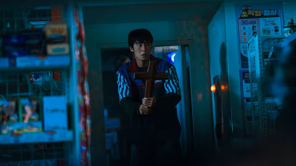 Byeon Hyuk-joon (Lee Jae-wook) gripping a baseball bat in a convenience store
