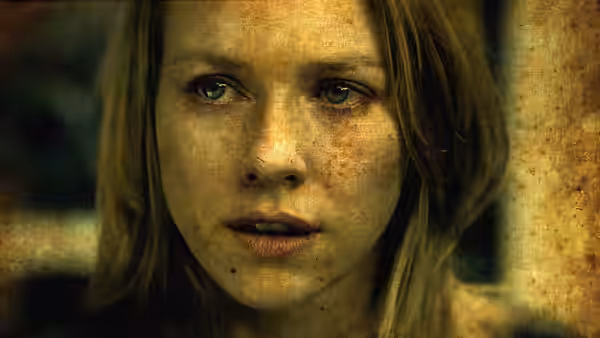 Cristina Peck (Naomi Watts) with a dirty face looking forward