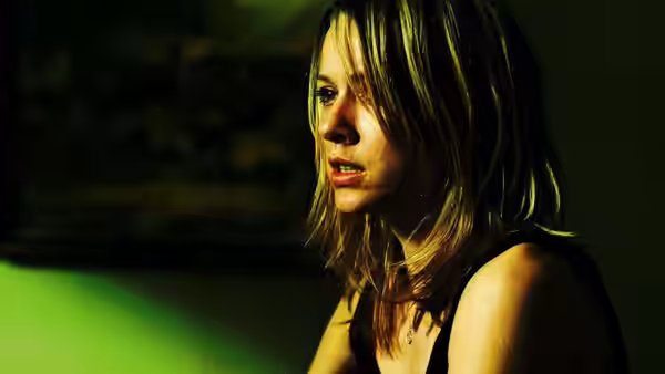Cristina Peck (Naomi Watts) in a dimly lit room
