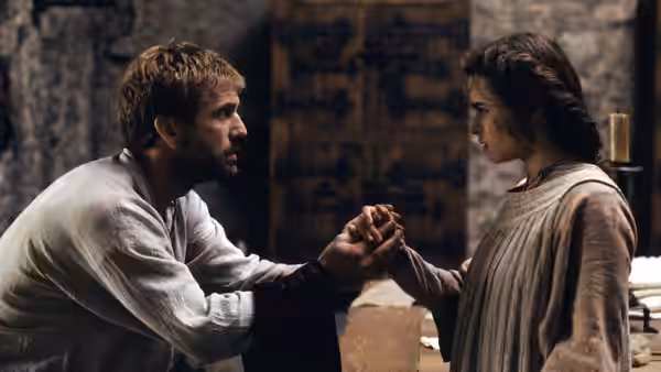 Hamlet (Mel Gibson) clasps Ophelia’s (Helena Bonham Carter) hands in a stone room
