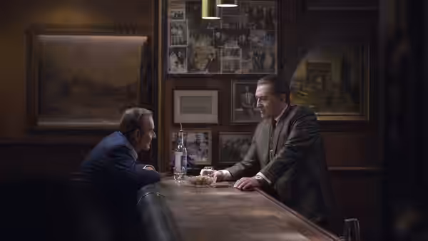 Frank Sheeran (Robert De Niro) and Jimmy Hoffa (Al Pacino) seated at a bar