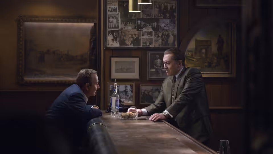Frank Sheeran (Robert De Niro) and Jimmy Hoffa (Al Pacino) seated at a bar