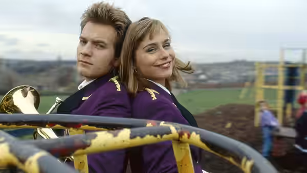 Andy (Ewan McGregor) and Gloria (Tara Fitzgerald) standing back to back