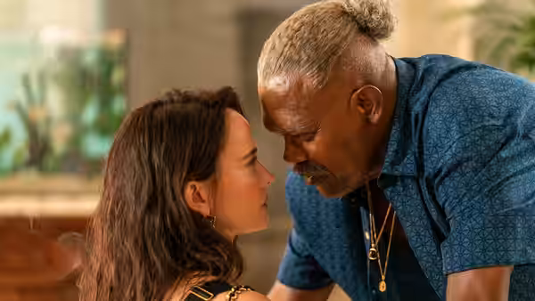 Jack Wolfe (Samuel L. Jackson) and Nora Wolfe (Eva Green) with foreheads nearly touching