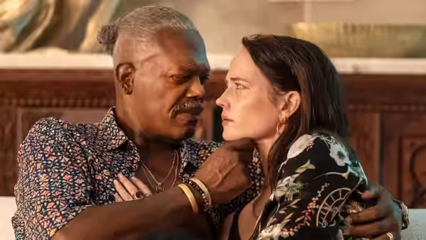Jack Wolfe (Samuel L. Jackson) and Nora Wolfe (Eva Green) embracing face to face