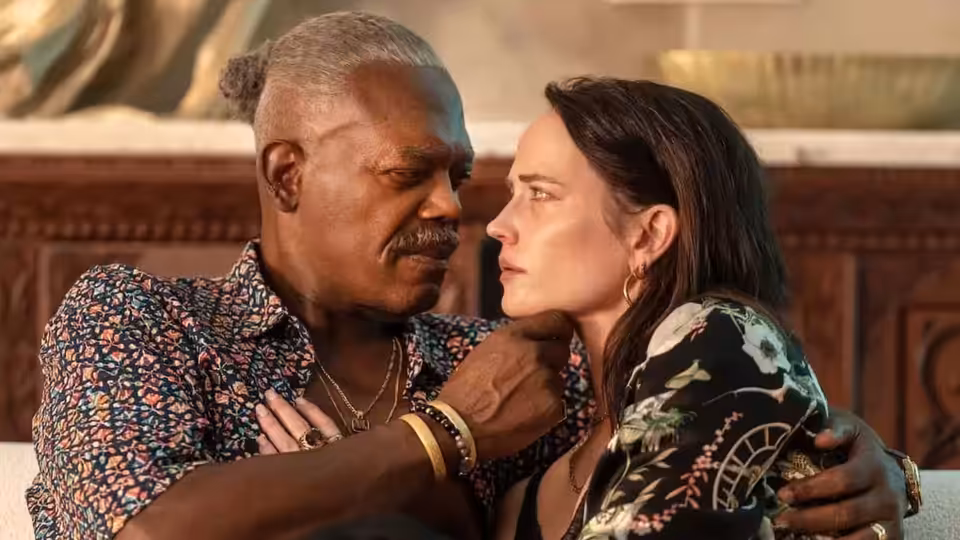 Jack Wolfe (Samuel L. Jackson) and Nora Wolfe (Eva Green) embracing face to face