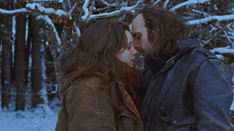 Mélodie (Solène Rigot) and Maxime (Vincent Macaigne) with foreheads touching in snow