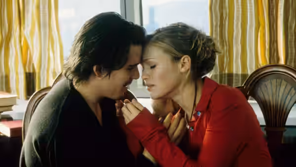 Hamlet (Ethan Hawke) and Ophelia (Julia Stiles) touching foreheads in a close embrace