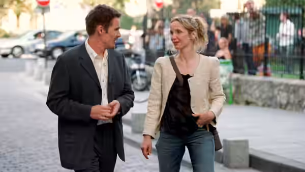 Jesse (Ethan Hawke) and Céline (Julie Delpy) walking along a city street