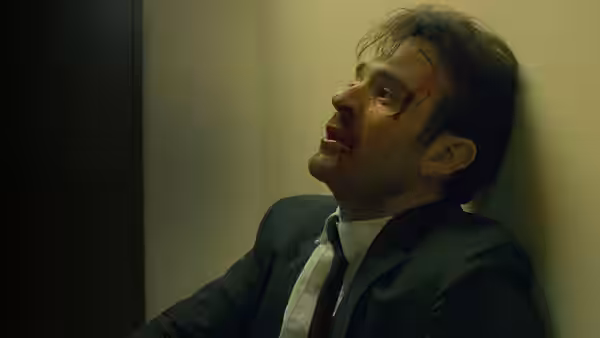 Matt Murdock (Charlie Cox) with bloodied face leaning against a wall