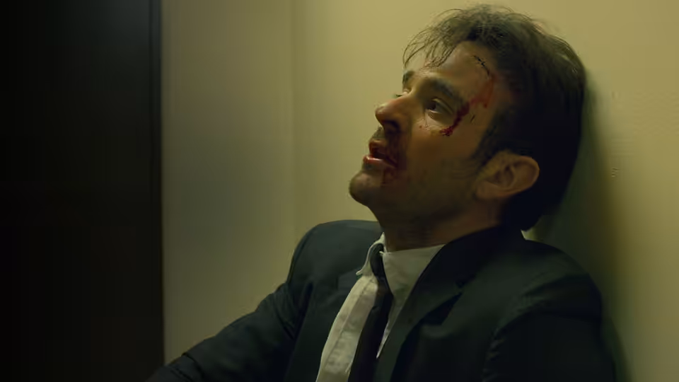 Matt Murdock (Charlie Cox) with bloodied face leaning against a wall