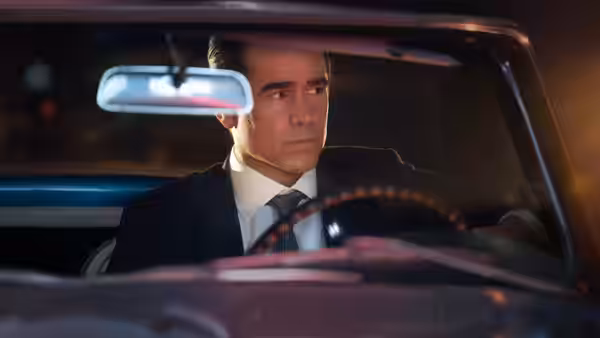 John Sugar (Colin Farrell) behind the wheel of a car at night