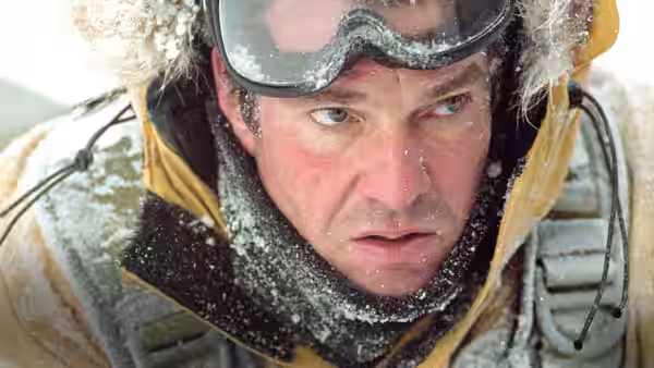 Jack Hall (Dennis Quaid) with ice on his face wearing snow-covered goggles