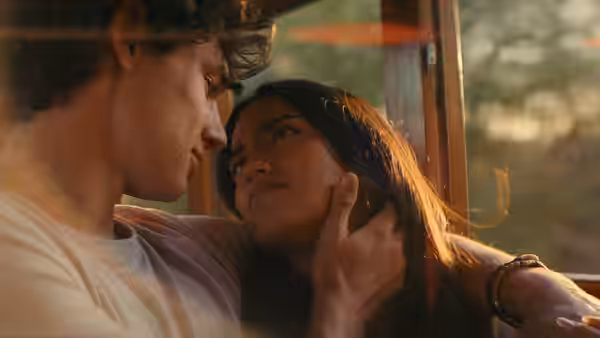 Julián (Fernando Lindez) and Oriah (Maia Reficco) gazing closely inside a vehicle