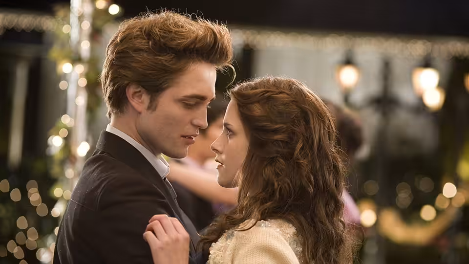 Edward Cullen (Robert Pattinson) and Bella Swan (Kristen Stewart) embracing face to face