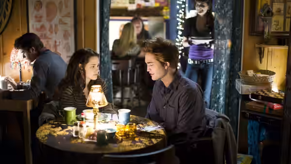 Edward Cullen (Robert Pattinson) and Bella Swan (Kristen Stewart) at a diner table