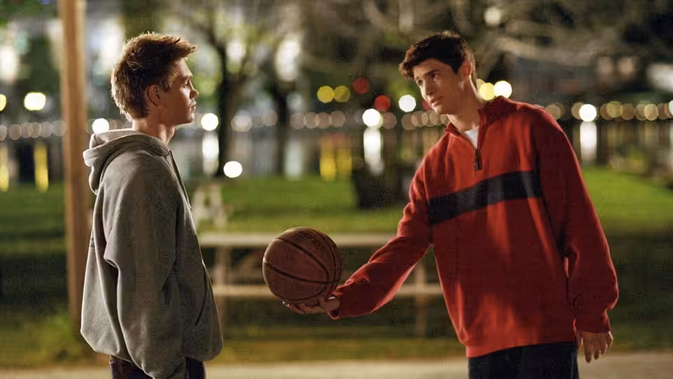 Lucas Scott (Chad Michael Murray) and Nathan Scott (James Lafferty) on a nighttime basketball court