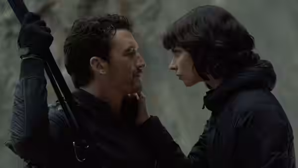 Levi (Miles Teller) and Drasa (Anya Taylor-Joy) face each other closely