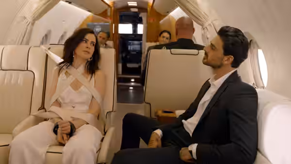 Laura Biel (Anna-Maria Sieklucka) faces Don Massimo Torricelli (Michele Morrone) inside a private jet