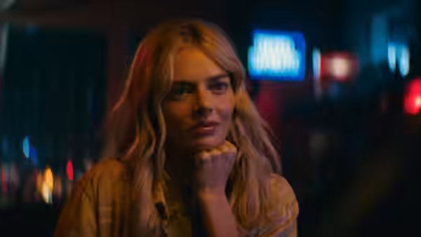 Caroline Daniels (Samara Weaving) rests her chin on her hand in a neon-lit bar