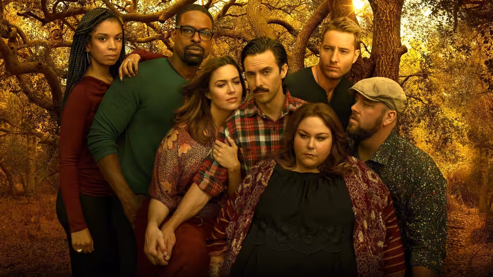 Jack (Milo Ventimiglia) and Rebecca (Mandy Moore) pose outdoors with their adult children