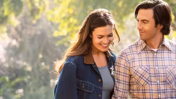 Jack (Milo Ventimiglia) and Rebecca (Mandy Moore) smile at each other in sunlight