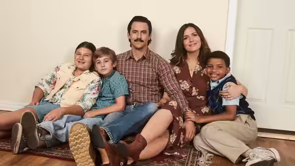 Jack (Milo Ventimiglia) and Rebecca (Mandy Moore) sit with their three young children