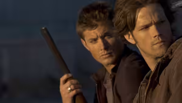 Dean Winchester (Jensen Ackles) and Sam Winchester (Jared Padalecki) holding a shotgun