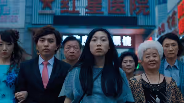 Billi (Awkwafina) leads Nai Nai and relatives along a city street