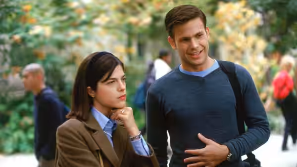 Vivian Kensington (Selma Blair) and Warner Huntington III talking on campus