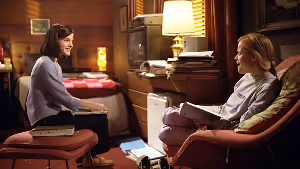 Elle Woods (Reese Witherspoon) and Vivian studying together in their dorm room