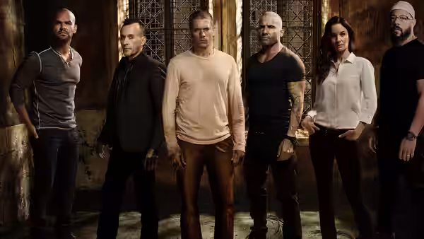 Michael Scofield (Wentworth Miller) and Lincoln Burrows (Dominic Purcell) stand with allies in prison