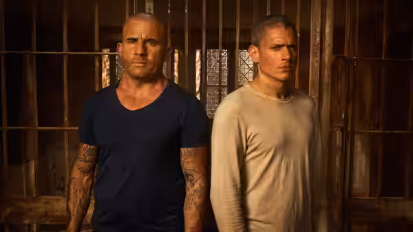 Lincoln Burrows (Dominic Purcell) and Michael Scofield (Wentworth Miller) stand before prison bars