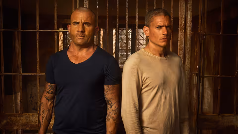 Lincoln Burrows (Dominic Purcell) and Michael Scofield (Wentworth Miller) stand before prison bars