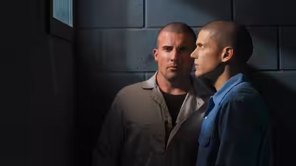 Lincoln Burrows (Dominic Purcell) faces Michael Scofield (Wentworth Miller) in a dim room